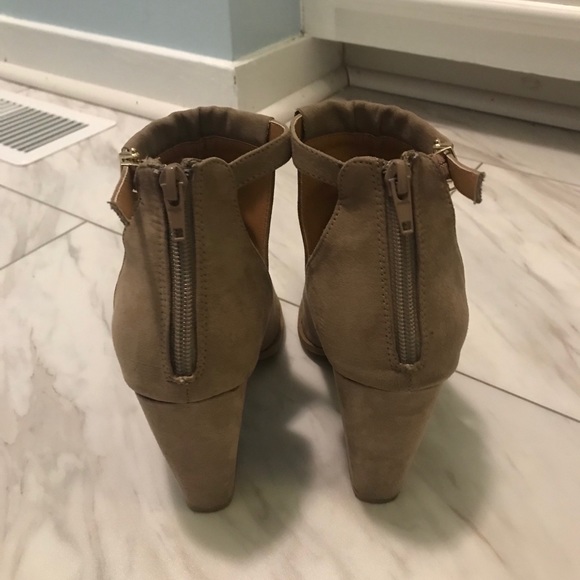 Qupid Vegan Suede Chunky Heeled Peep Toe Booties - Picture 4 of 6